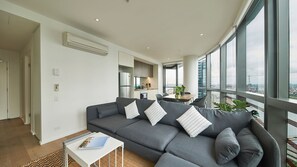 Smart TV - Sky Haven Modern Retreat with Free Parking (Docklands)