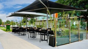 Outdoor dining - Stylish Urban Retreat Prime Location (Essendon North)