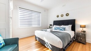 3 bedrooms, desk, free WiFi, bed sheets - Charming 3-Bedroom Retreat by St Kilda Gardens (St Kilda)