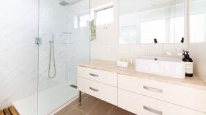 Dusche, Haartrockner, Handtücher