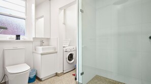 Dusche, Haartrockner, Handtücher