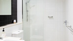Ducha, secador de pelo y toallas