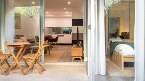 Un intérieur moderne comprenant un coin repas, une cuisine et une chambre.