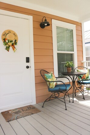Outdoor dining - Tiny Cottage - Steps to Downtown Fun & Dining! (Ocean Springs)