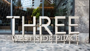 Un gran letrero exterior con las palabras