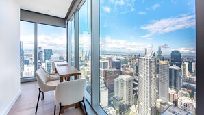 Un espacio de oficina moderno con un amplio ventanal que ofrece vistas panorámicas de la ciudad.