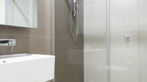 Een douche, een haardroger, handdoeken