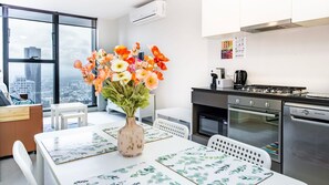 Refrigerador, microondas, horno, placa de cocina
