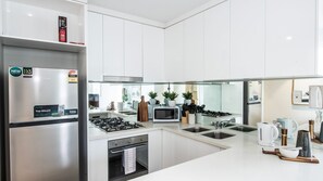 Een koelkast, een magnetron, een oven, een kookplaat