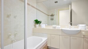 Dusche, Haartrockner, Handtücher