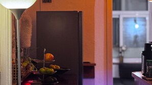 Rum - utsikt mot innergården | Delat matlagningsutrymme | Kaffe- och tebryggare, minikylskåp, mikrovågsugn och mixer