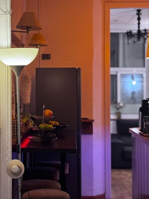 Chambre, vue cour intérieure | Équipements de cuisine partagée