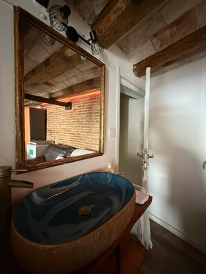 Studio Tradition, vue cour intérieure | Salle de bain