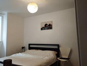 2 多间卧室、熨斗/熨衣板、WiFi、床单