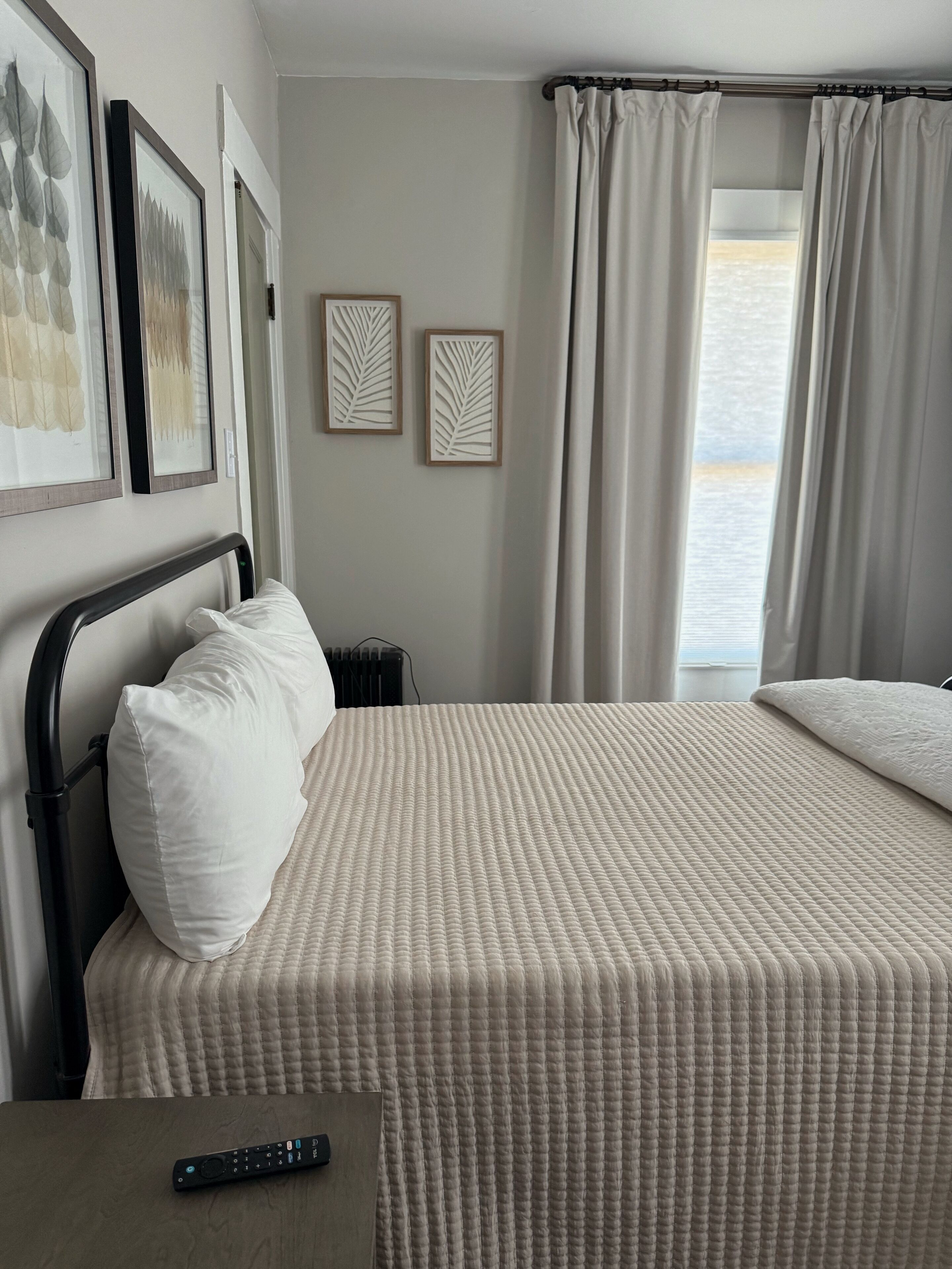 Skrivebord, wi-fi (inkludert) og sengetøy