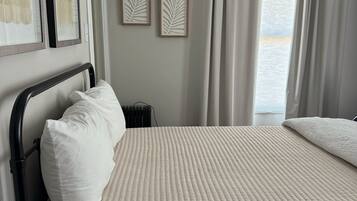 Skrivebord, wi-fi (inkludert) og sengetøy