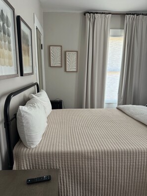 Escritorio, wifi gratis, ropa de cama