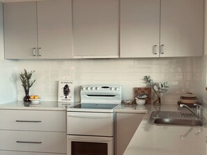 Four à micro-ondes, un four, surface de cuisson, lave-vaisselle