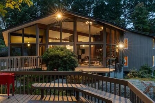 Quarry House: Mid-Century Modern