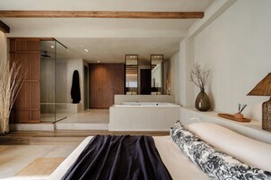 Ropa de cama de alta calidad y caja de seguridad en la habitación 