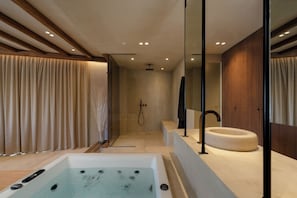 Studio Suite Mewah | Seprai premium, brankas, tirai kedap cahaya, dan kedap suara