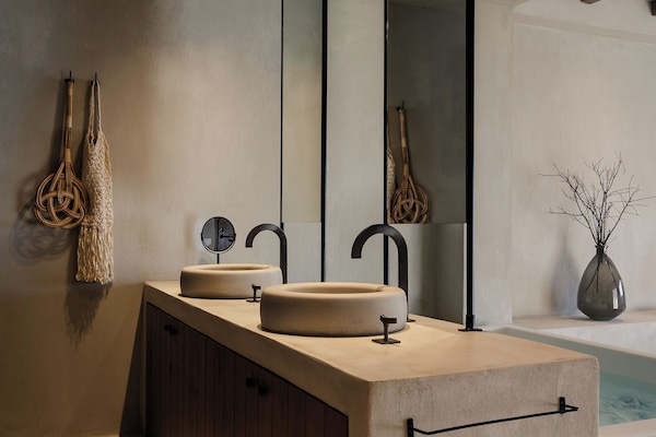 Ropa de cama de alta calidad y caja de seguridad en la habitación