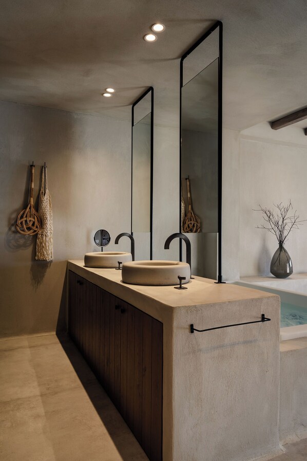 Luxury Studio Suite | Premium bedding, in-room safe, blackout drapes, soundproofing - Tesoro Elegant escapes-suites (Naxos)