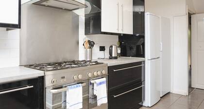 Room in Guest Room - Big Size Double Room Coventry