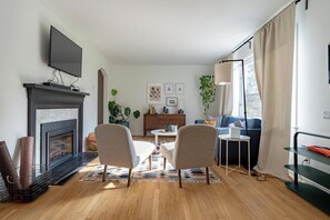 TV connectée, cheminée, livres