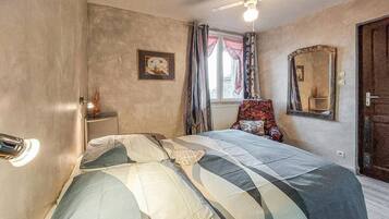 3 bedrooms, iron/ironing board, WiFi, bed sheets