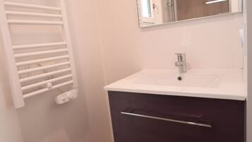 Een haardroger, handdoeken, toiletpapier