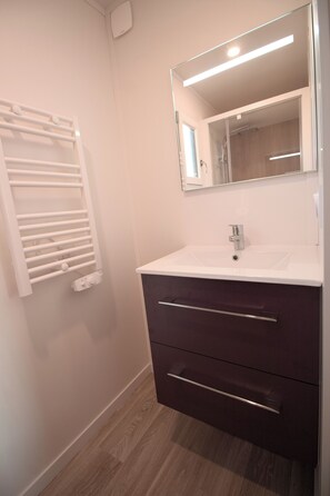 Haartrockner, Handtücher, Toilettenpapier