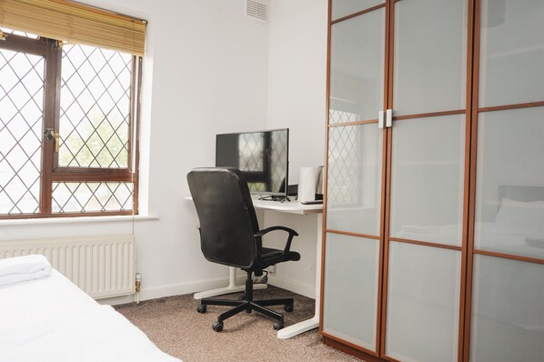 Dormitorio compartido, 1 habitación, vistas a la ciudad | Interior