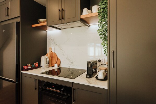 Réfrigérateur, micro-ondes, four, plaque de cuisson