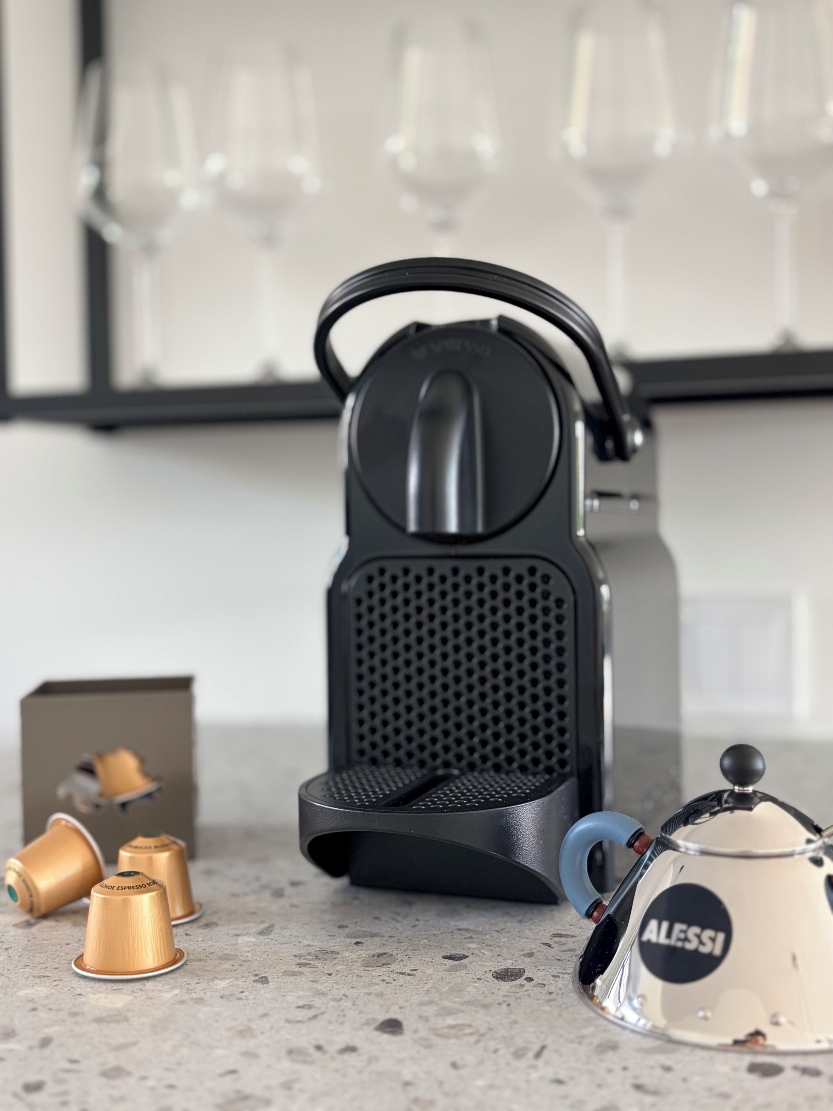 Eine Küche mit Kaffeemaschine, einer Kaffeetasse und einer Schachtel.