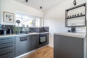 Kühlschrank, Ofen, Herdplatte, Geschirrspüler