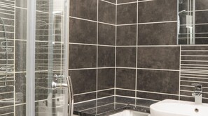 Shared Dormitory, 1 Bedroom, City View | Bathroom - Room in Guest Room - Large Bright Room in Coventry (Coventry)