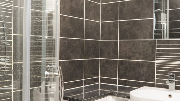 Bathroom - Room in Guest Room - Large Bright Room in Coventry (Coventry)