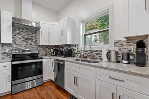 Fridge, microwave, oven, stovetop - Modern Oasis with Chic Interiors (Atlanta)