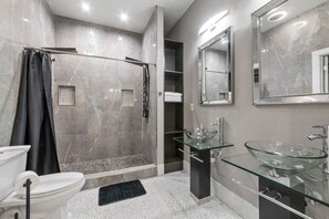 Doccia, asciugacapelli, asciugamani, sapone