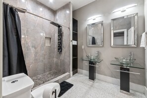 Douche, sĂšche-cheveux, serviettes fournies, savon