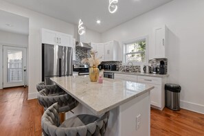 Fridge, microwave, oven, stovetop - Modern Oasis with Chic Interiors (Atlanta)