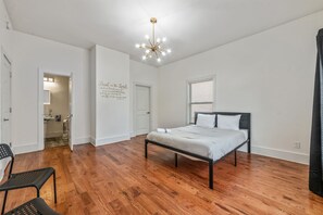 4 slaapkamers, een strijkplank/strijkijzer, reisbedje, wifi