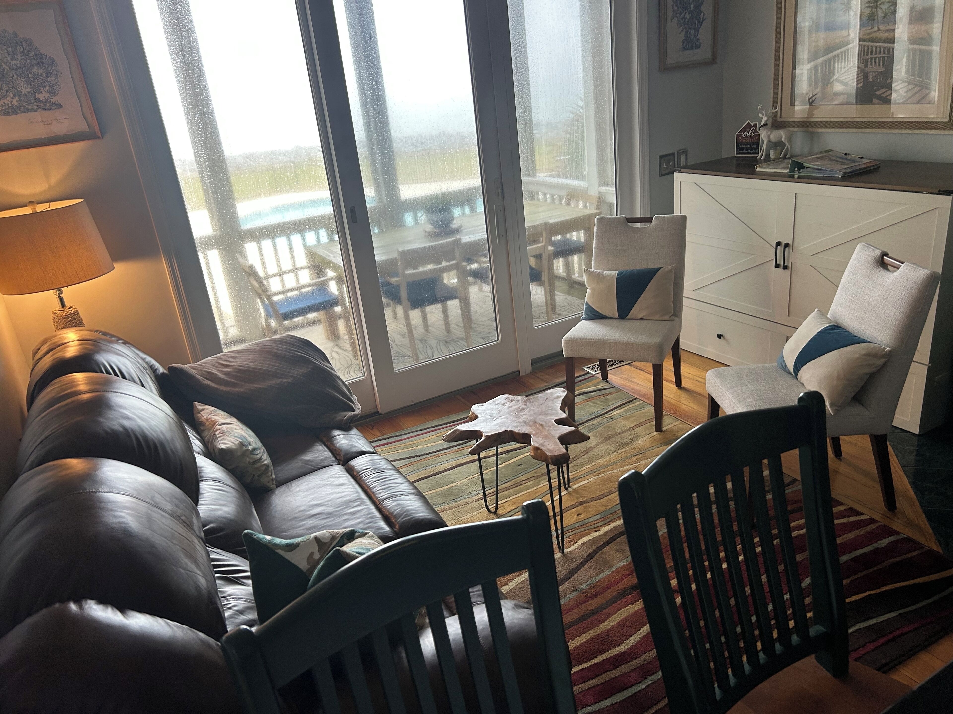 智能電視、壁爐、書籍