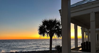 Coastline Cottage with Breathtaking Ocean Views On Fripp Island Wi-Fi, Golf Cart