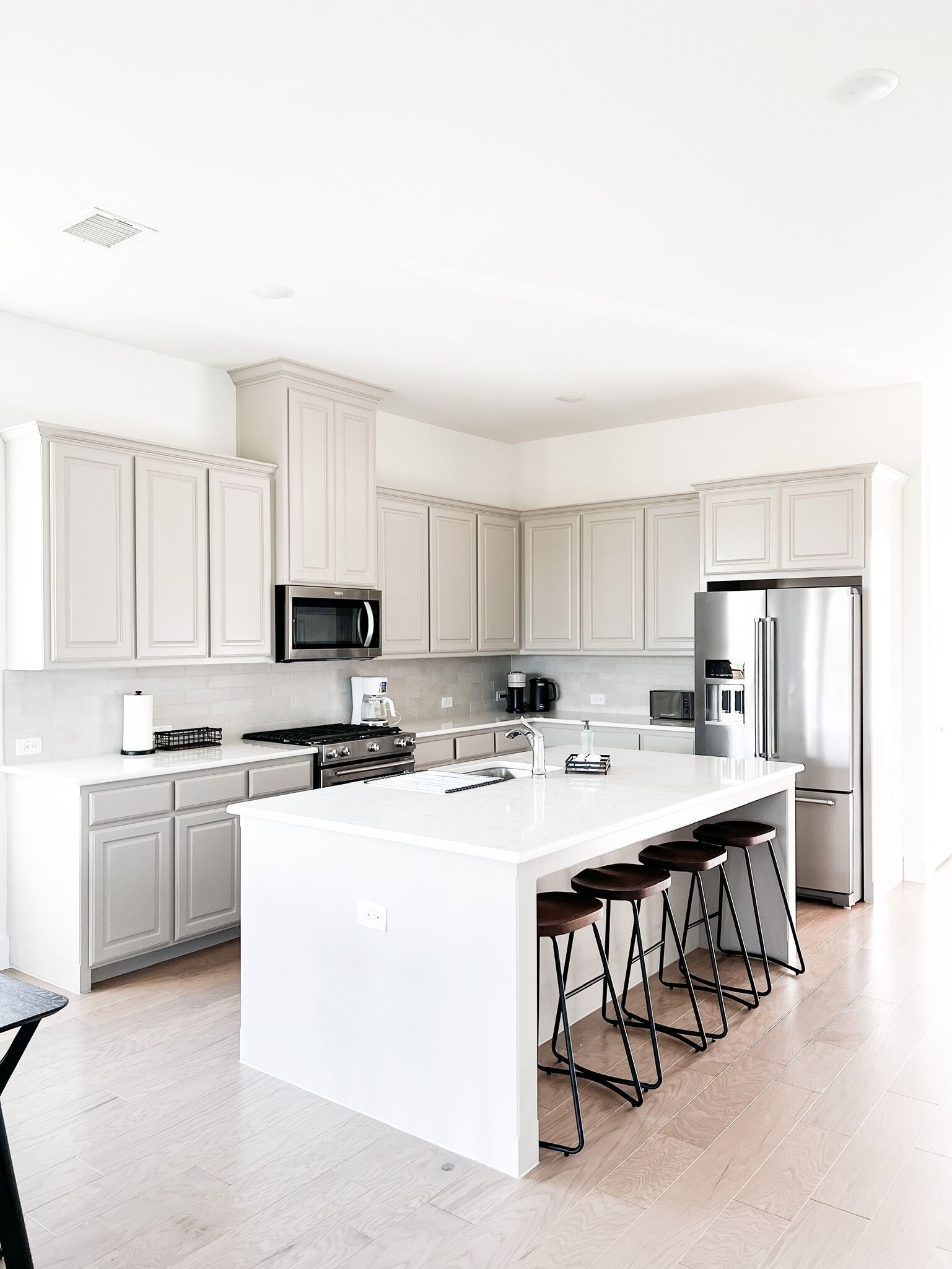 Jääkaappi, mikroaaltouuni, uuni, liesi