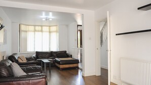 Unclassified image, 4 of 17, button - Room in Guest Room - Beautiful Room in Coventry (Coventry)