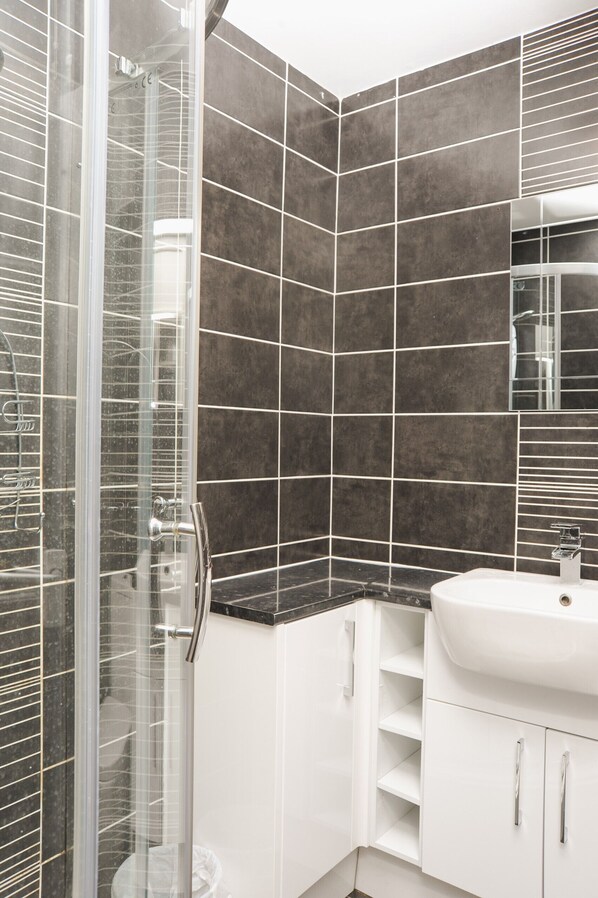 Shared Dormitory, 1 Bedroom, City View | Bathroom - Room in Guest Room - Beautiful Room in Coventry (Coventry)
