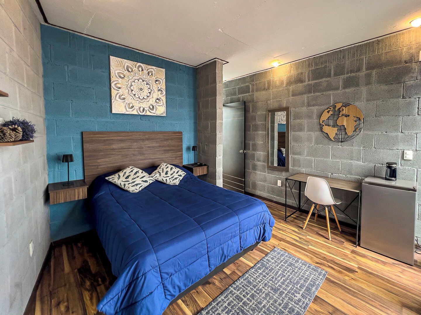 Espacio para trabajar con laptop y wifi gratis 