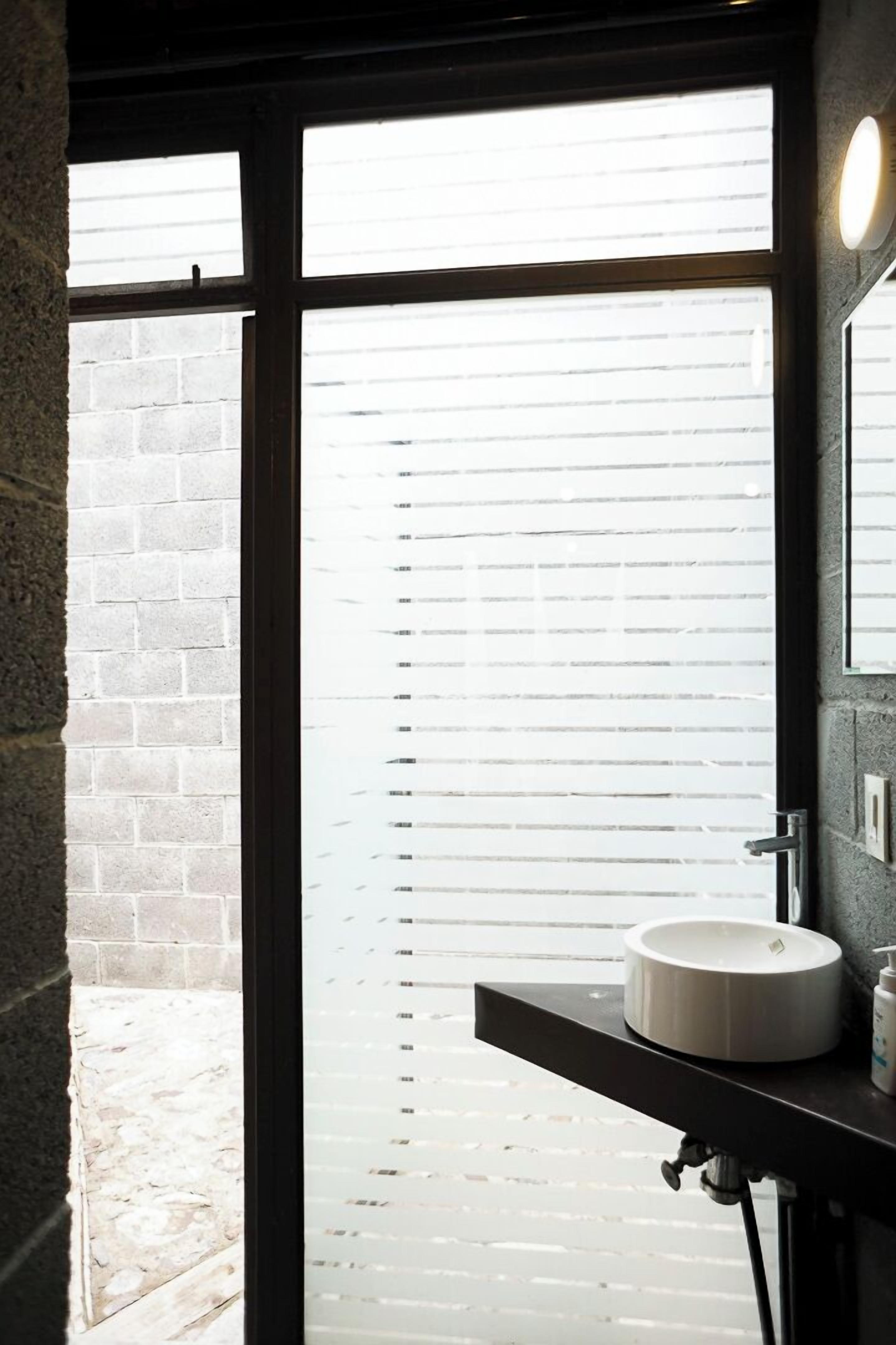 ฝักบัว, ผ้าเช็ดตัว, สบู่, ยาสระผม